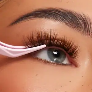 Lichte en frisse lashes maken jouw lentelook helemaal af